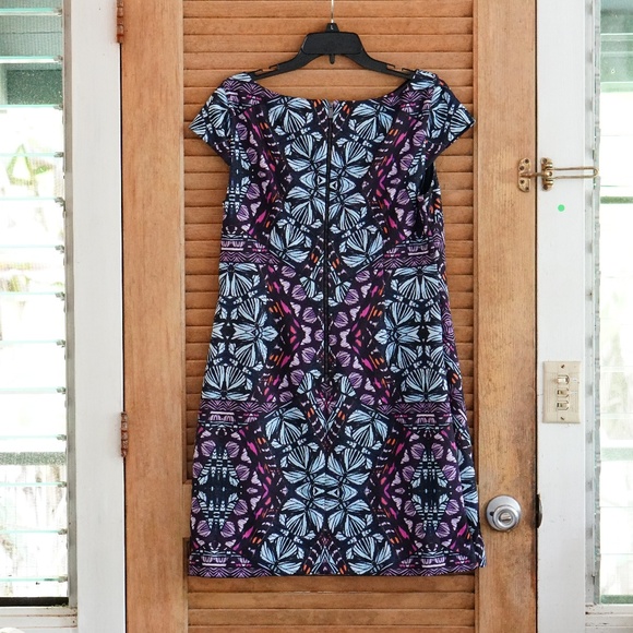 Vince Camuto Graphic Print Scuba Shift Dress - Picture 2 of 4